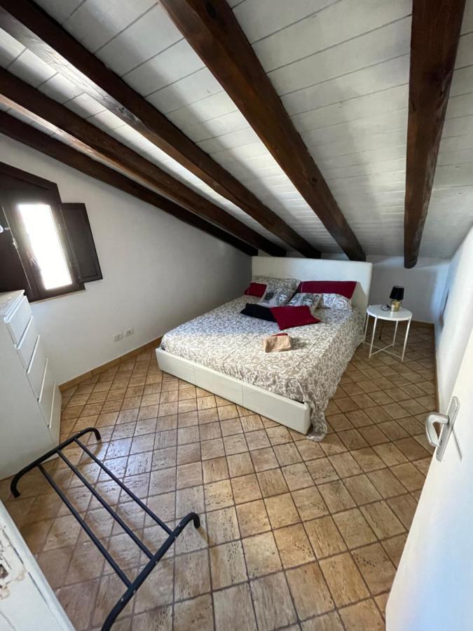 La Mansarda Dei Mori Apartment คาตาเนีย ภายนอก รูปภาพ